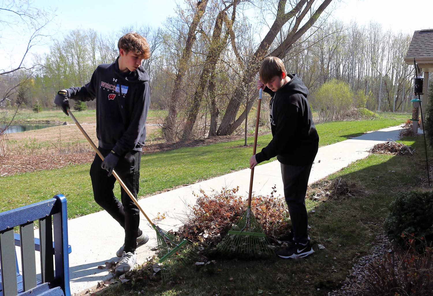 2 students raking
