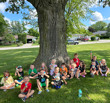 kindergartners with popsicles