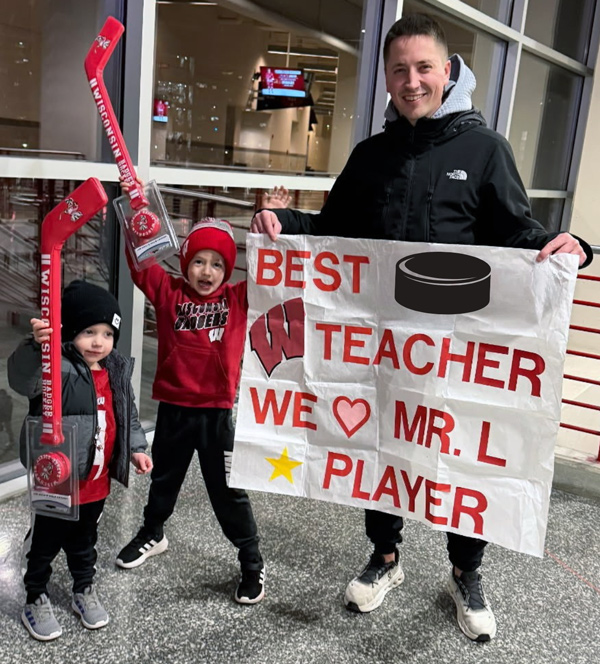 taecher with sons