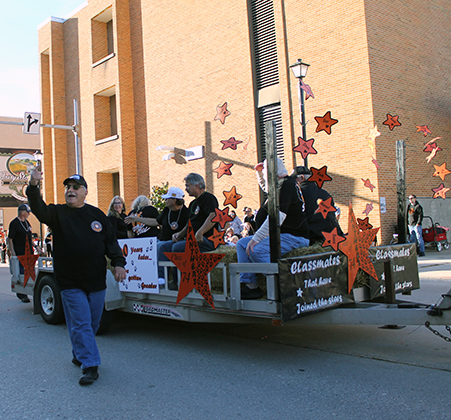 alumni in parade