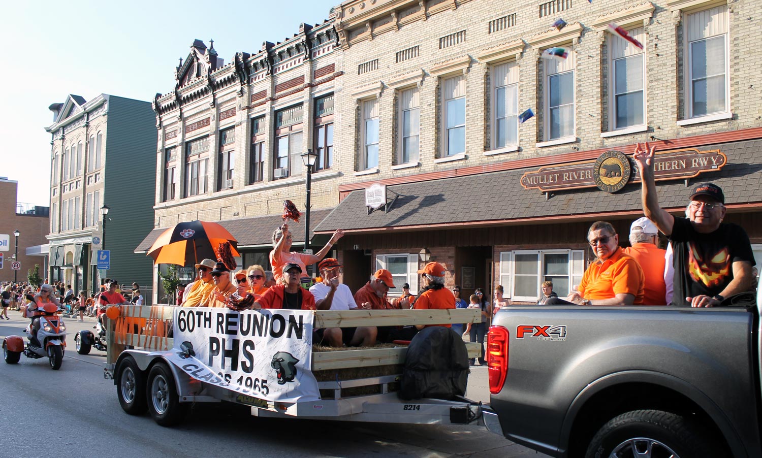alumni in  parade