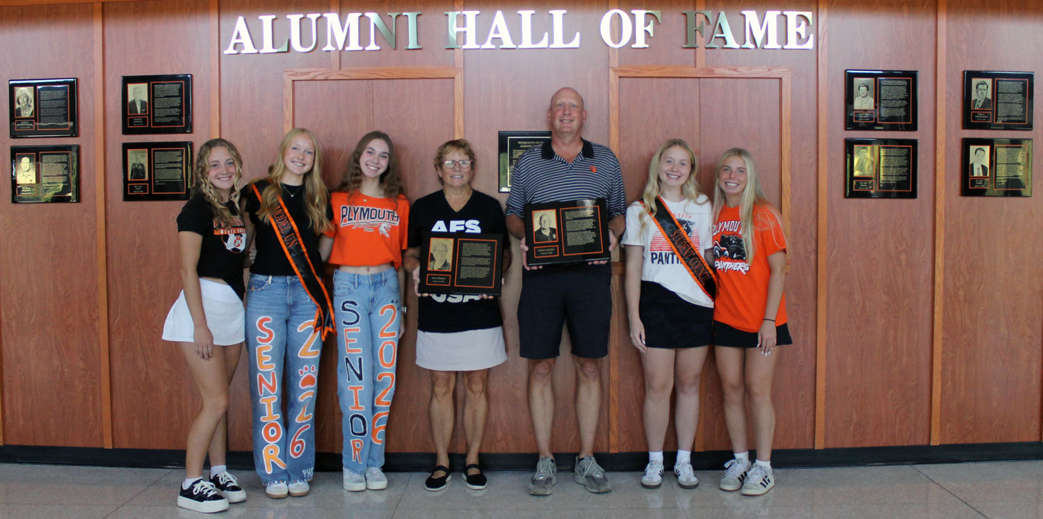 2 people holding plaques