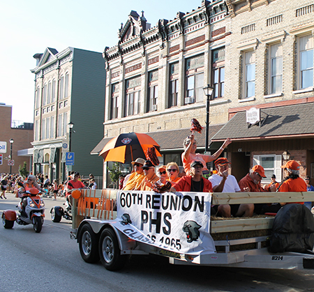 alumni in parade downtown