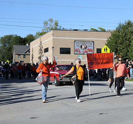 alumni in Homecoming parade